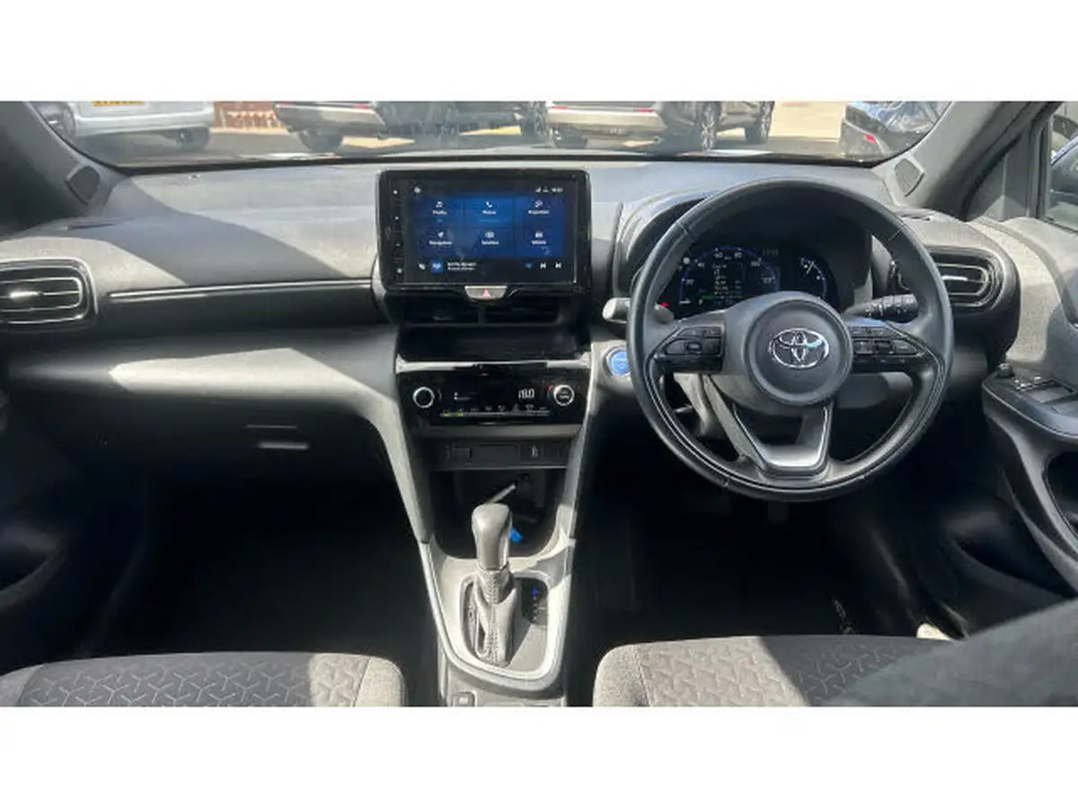 2022-toyota-yaris-15-vvt-i-design-panoramic-roof-big-4