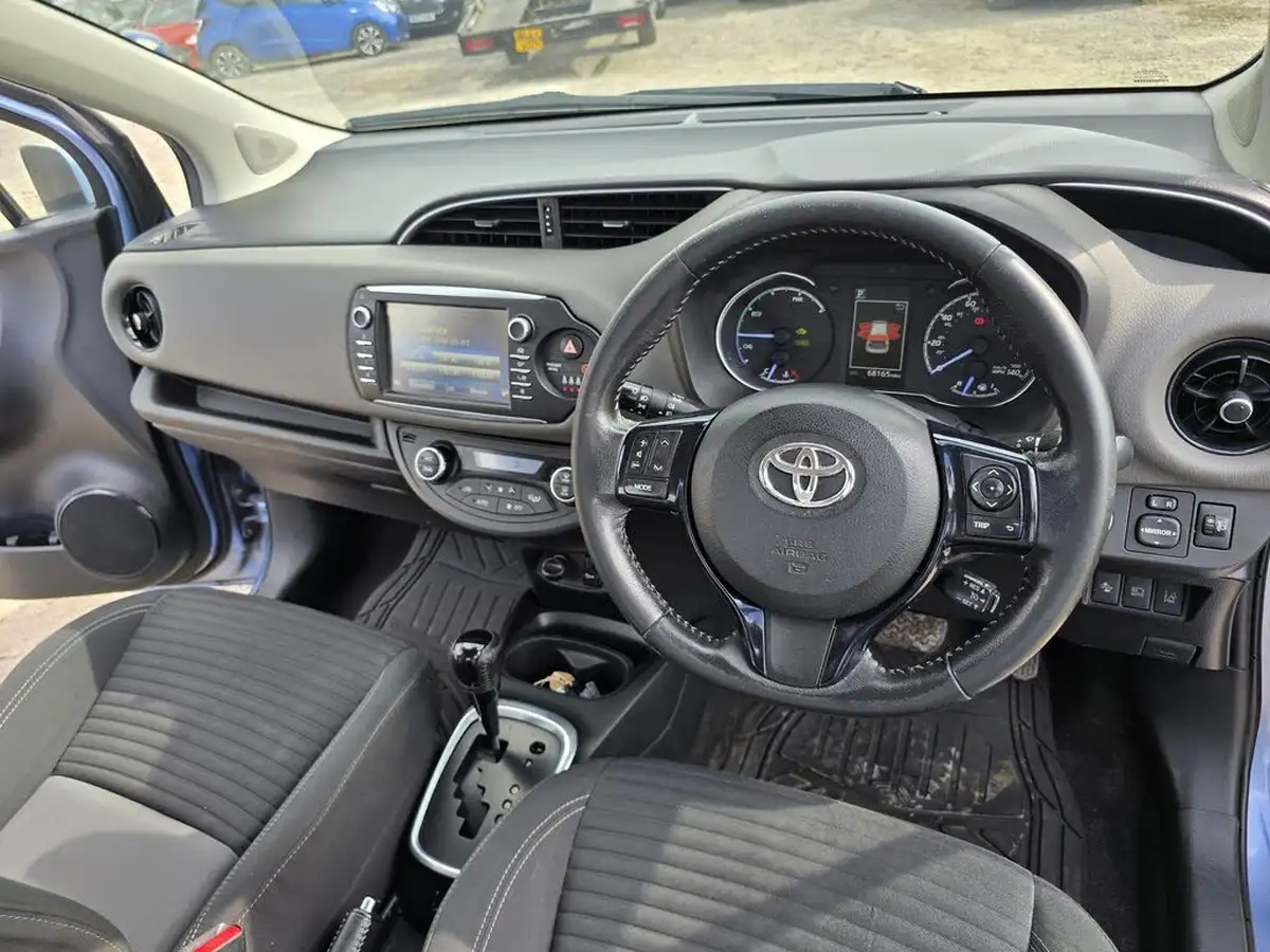 2017-toyota-yaris-15-vvt-i-icon-tech-98bhp-hybrid-1497cc-e-cvt-big-16
