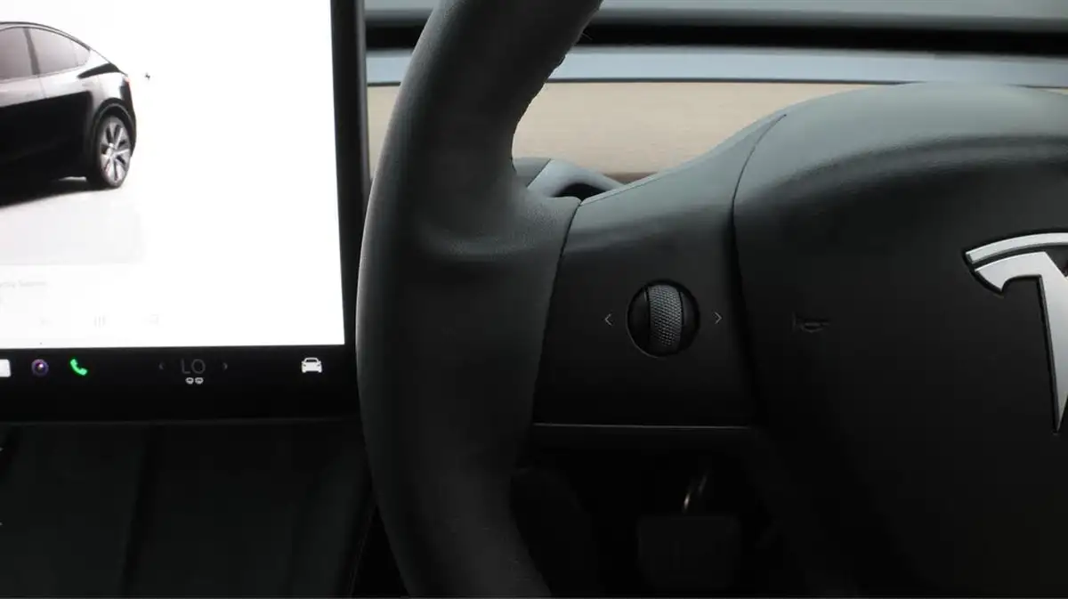 2022-tesla-model-y-e-long-range-big-23