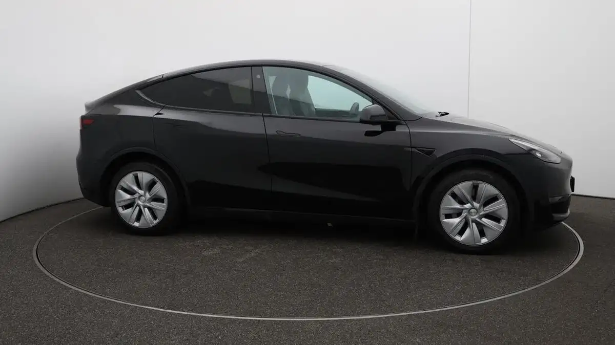 2022-tesla-model-y-e-long-range-big-47