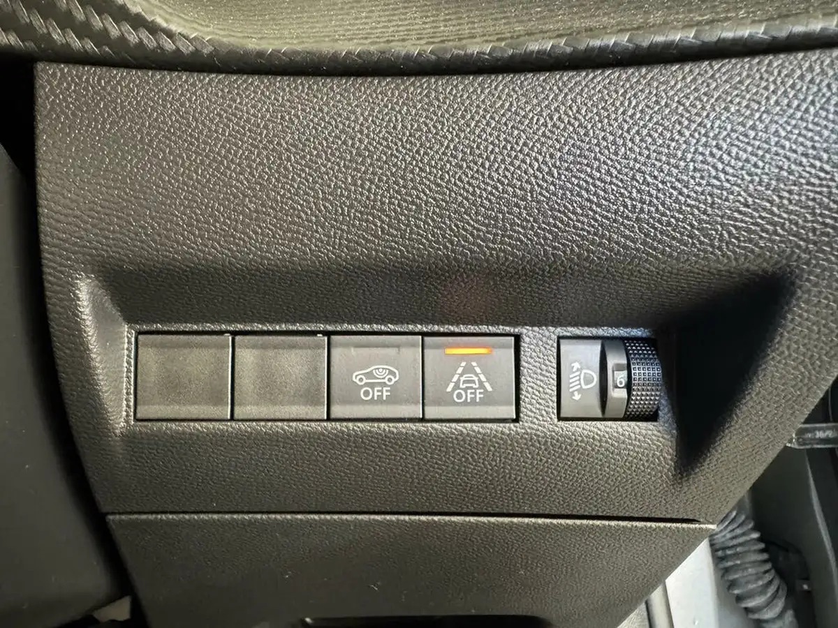 2023-peugeot-208-12-puretech-active-premium-100ps-eat8-big-15