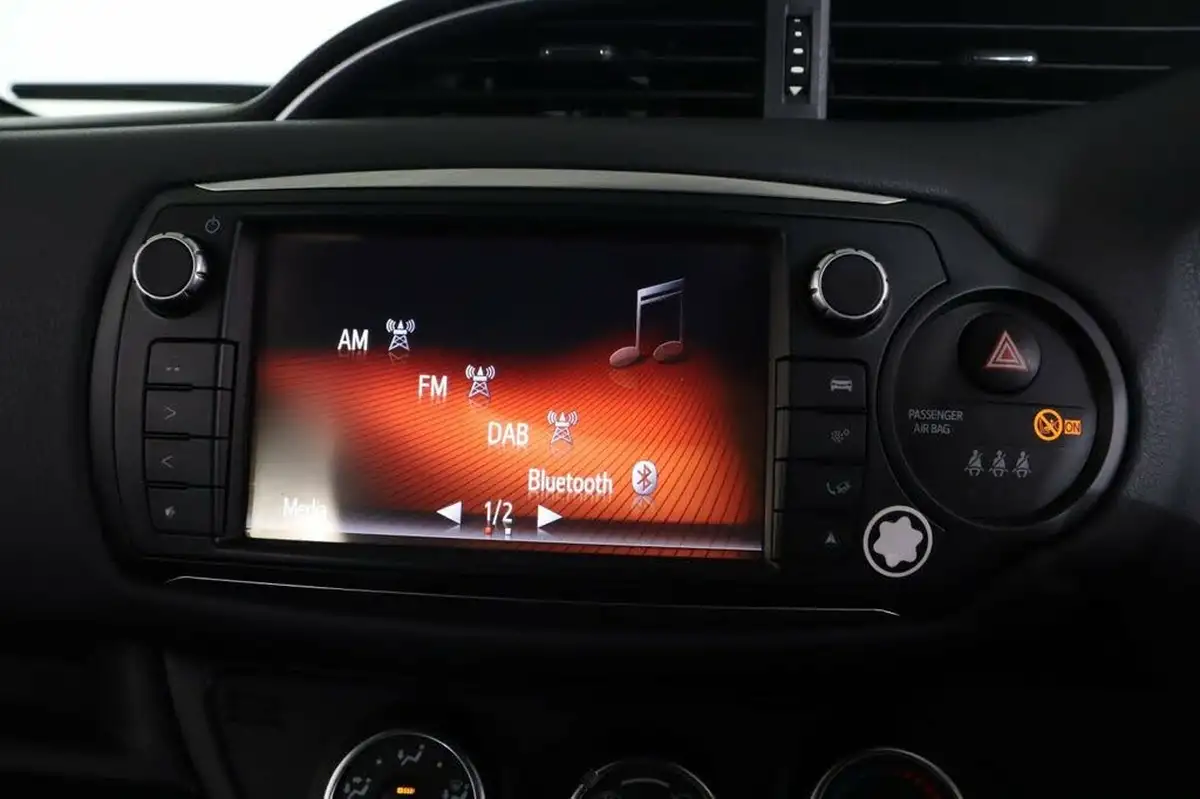 2016-toyota-yaris-133-design-big-41