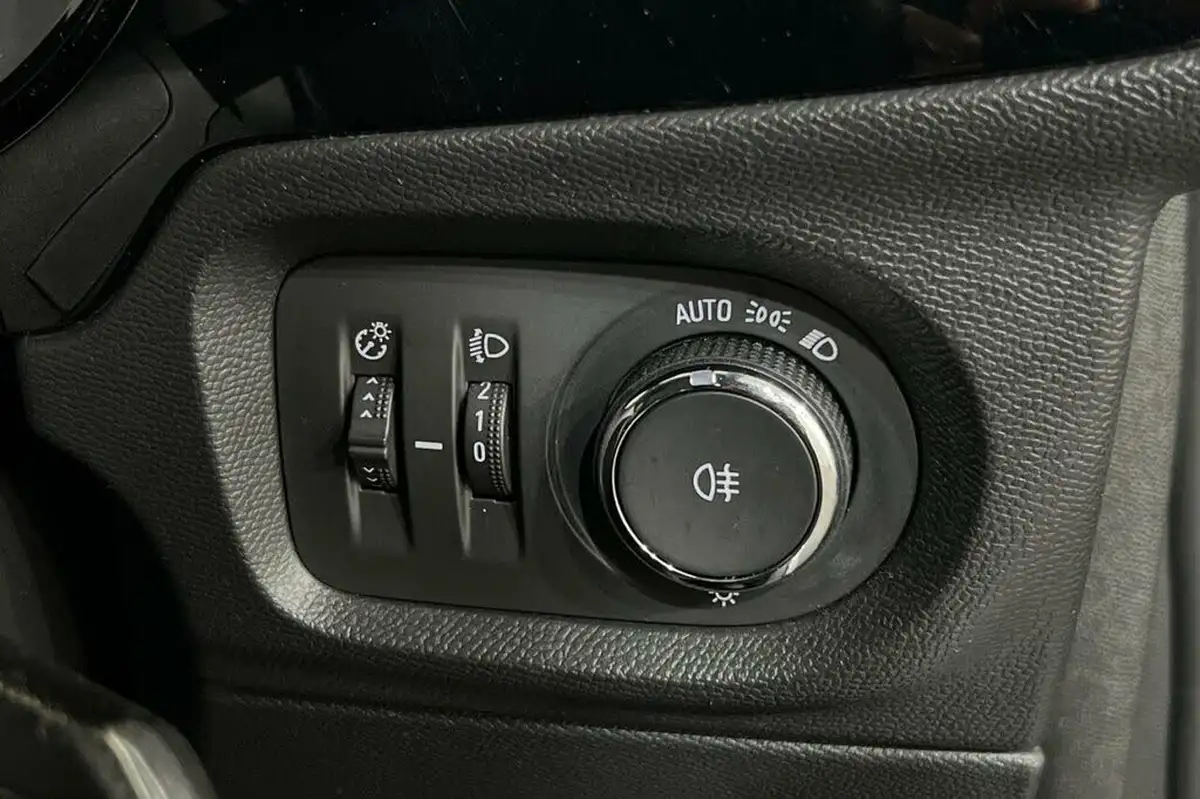 2021-vauxhall-corsa-12-turbo-griffin-edition-big-38
