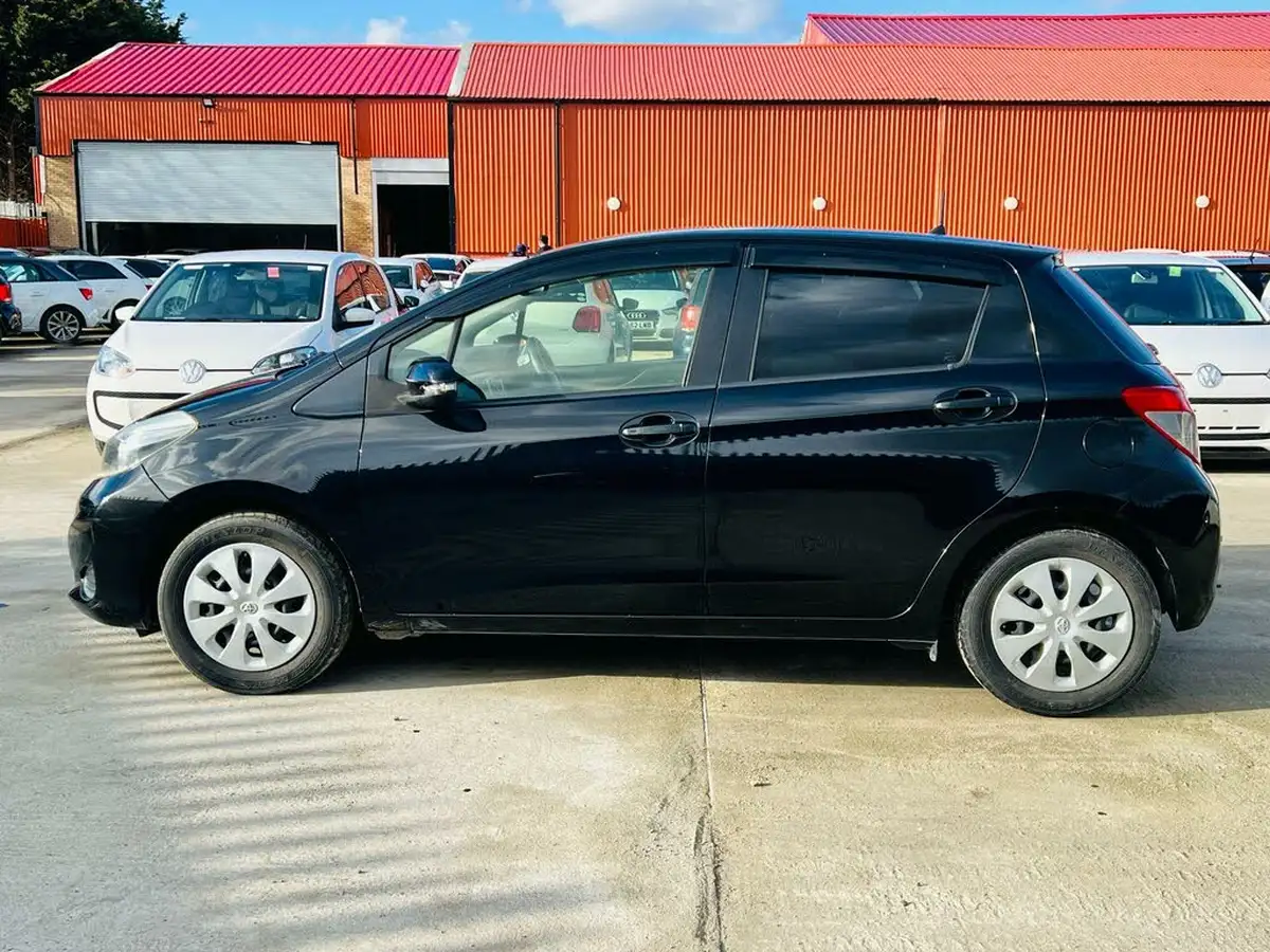 2013-toyota-yaris-133-tr-5d-m-drive-s-big-10