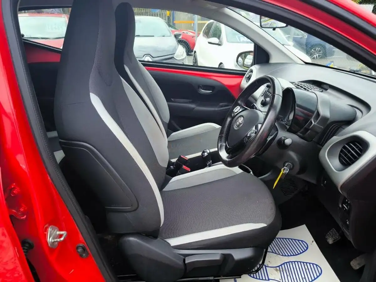 2016-toyota-aygo-10-vvt-i-x-play-68bhp-5d-x-shift-big-16