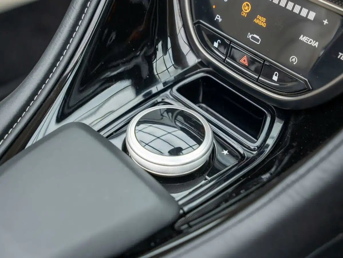 2019-aston-martin-db11-40-v8-big-23