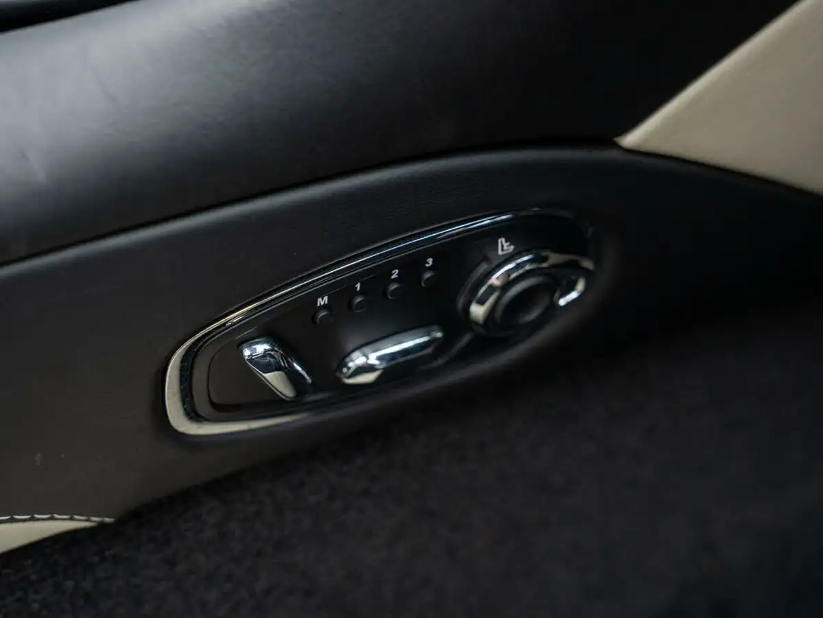 2019-aston-martin-db11-40-v8-big-19