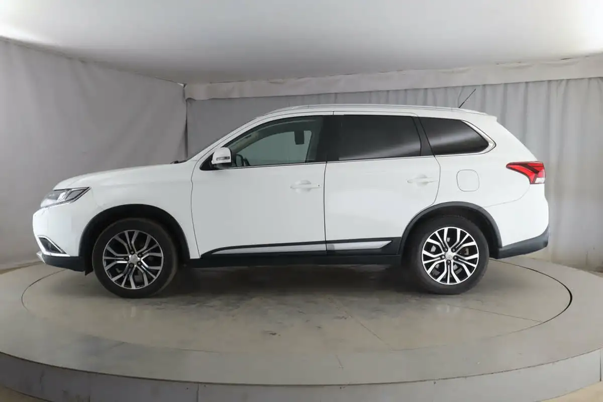 2015-mitsubishi-outlander-22di-d-gx4-big-4