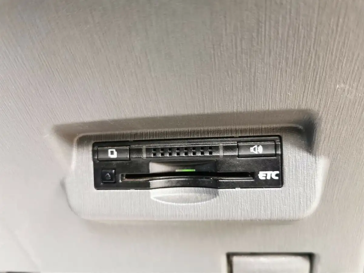 2013-toyota-prius-big-45