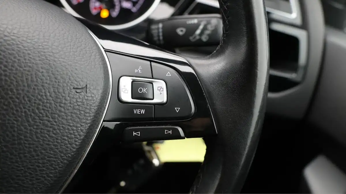 2020-volkswagen-touran-15-tsi-sel-dsg-big-26