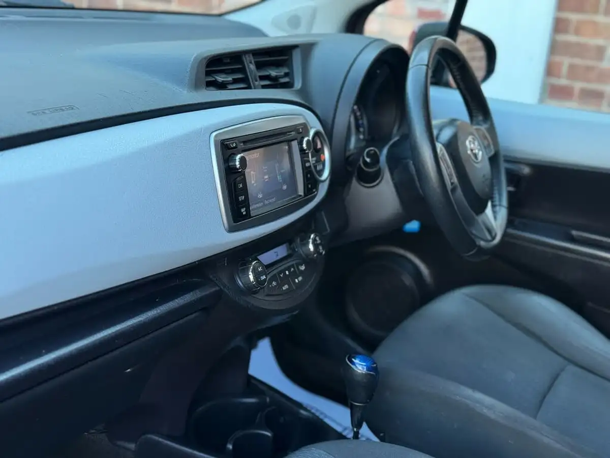 2013-toyota-yaris-15-vvt-i-t4-big-24