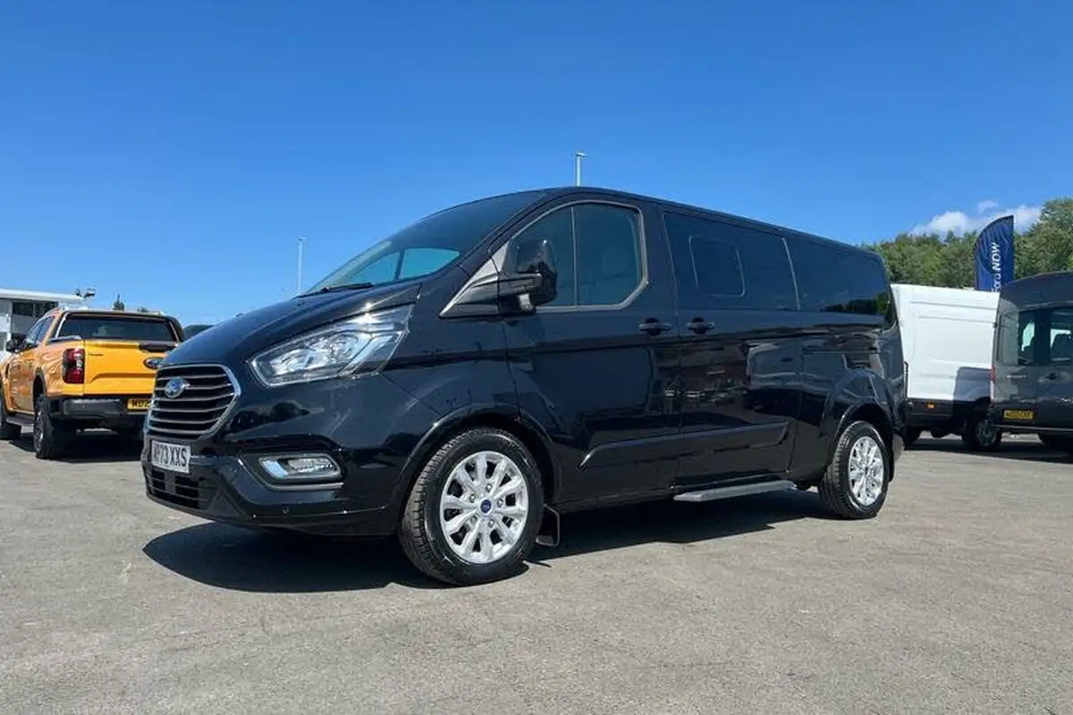 2023-ford-tourneo-custom-big-35
