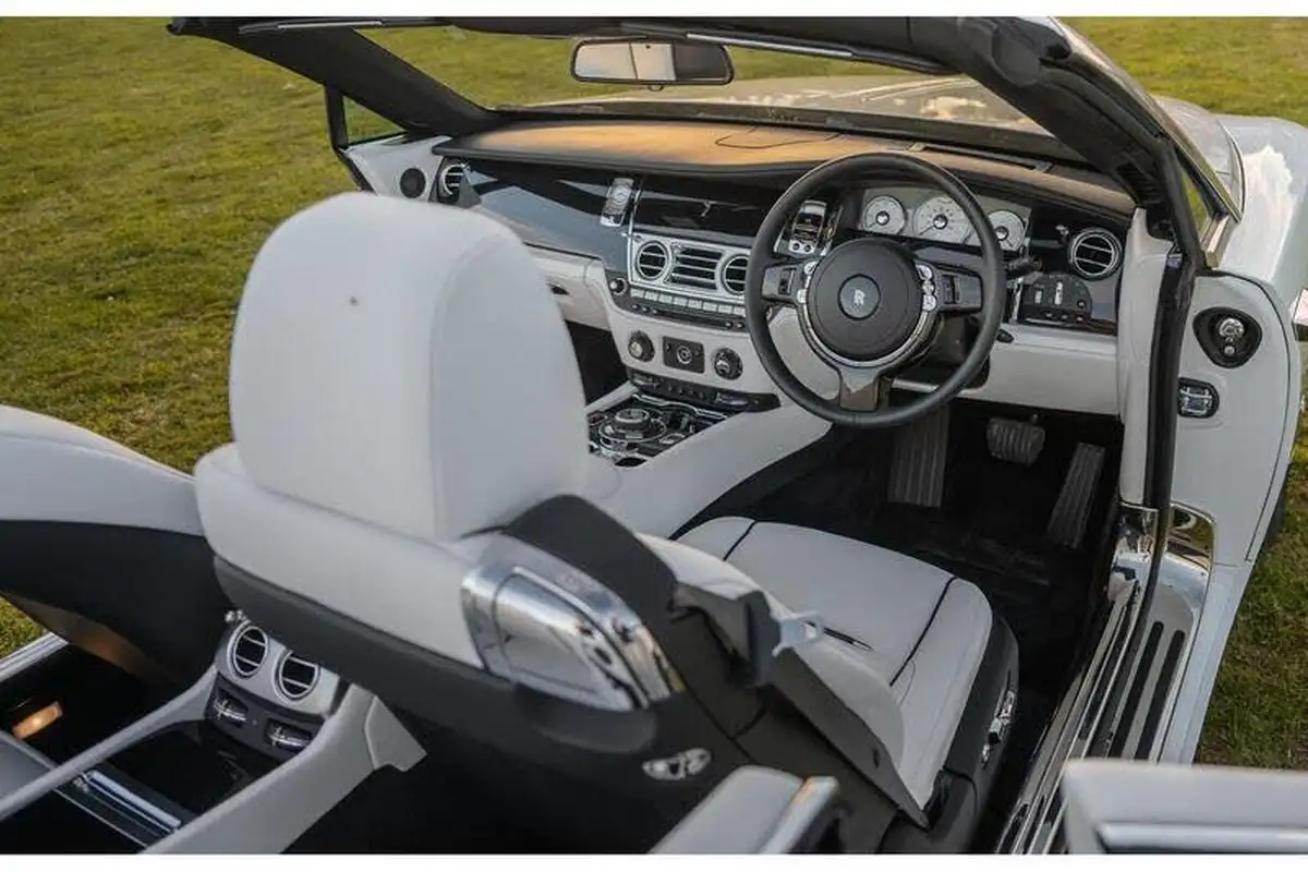 2016-rolls-royce-dawn-66-big-2