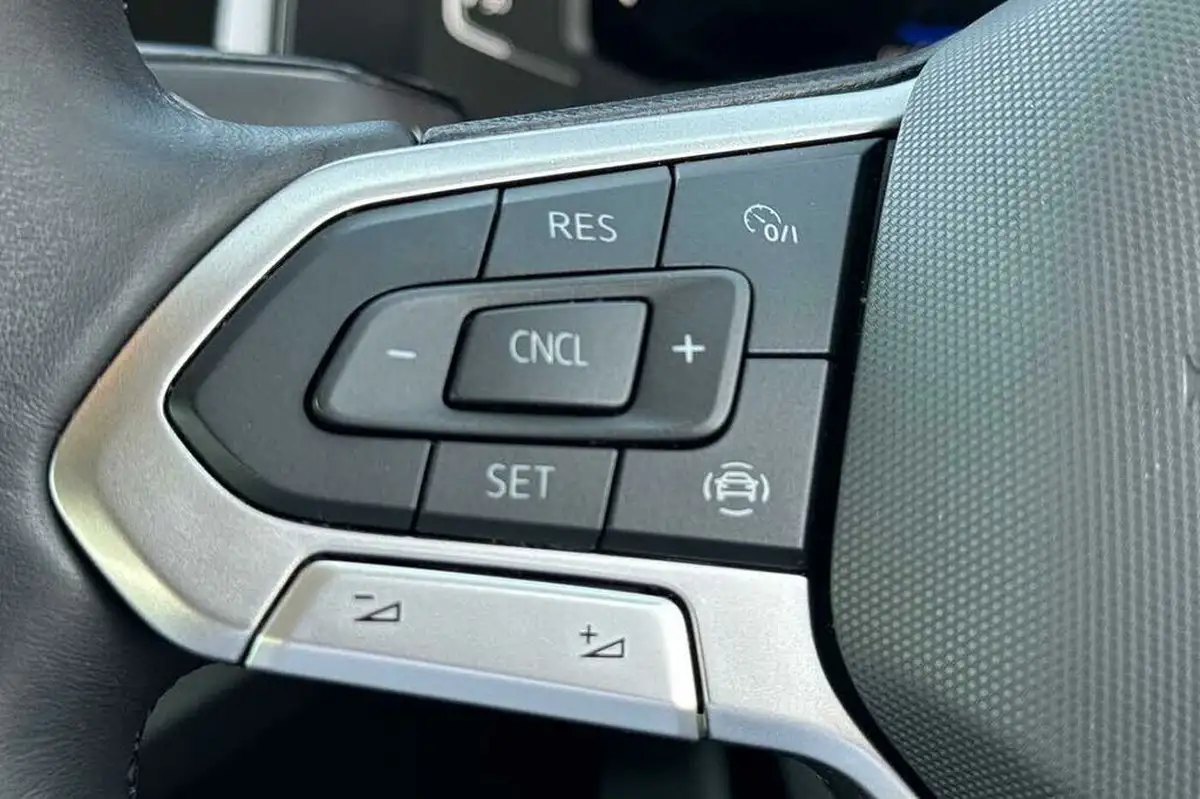 2022-volkswagen-polo-10-life-big-14