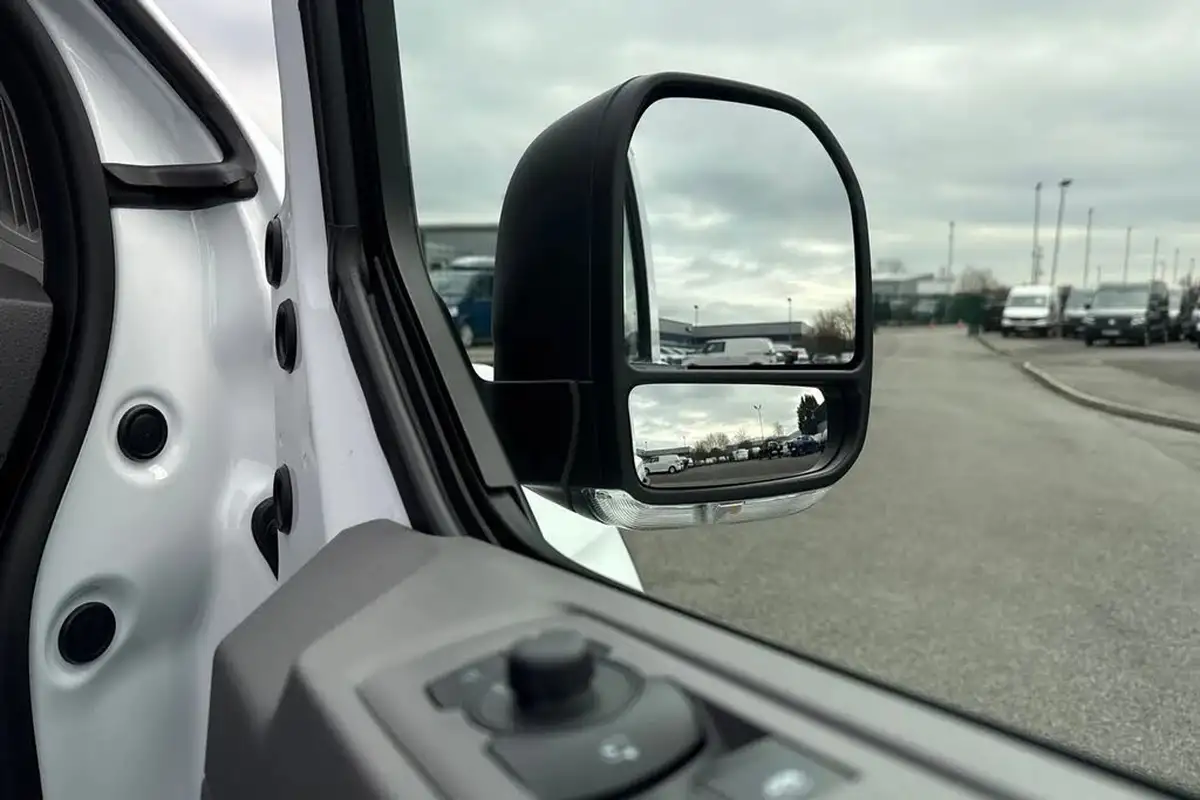 2025-volkswagen-transporter-20tdi-t30-commerce-plus-bmt-swb-150pseu6e-big-19