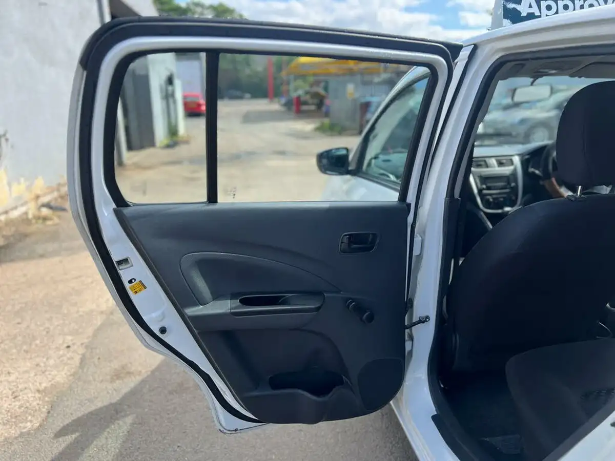2015-suzuki-celerio-10-sz2-big-17