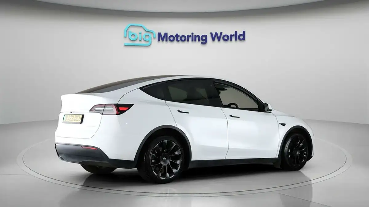 2022-tesla-model-y-e-long-range-big-7