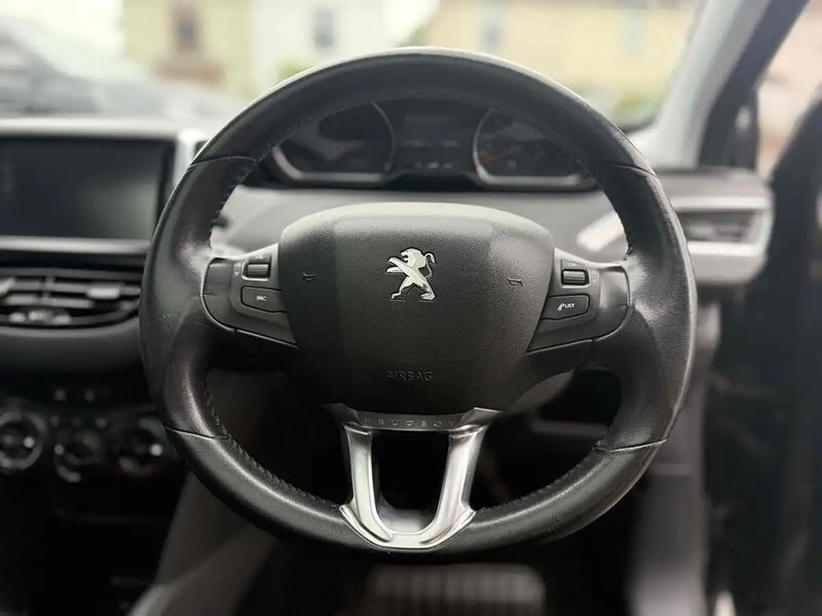 2015-peugeot-208-12-style-puretech-5d-big-14