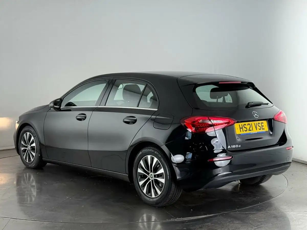2021-mercedes-benz-a-class-20d-a180d-se-8g-dct-big-3