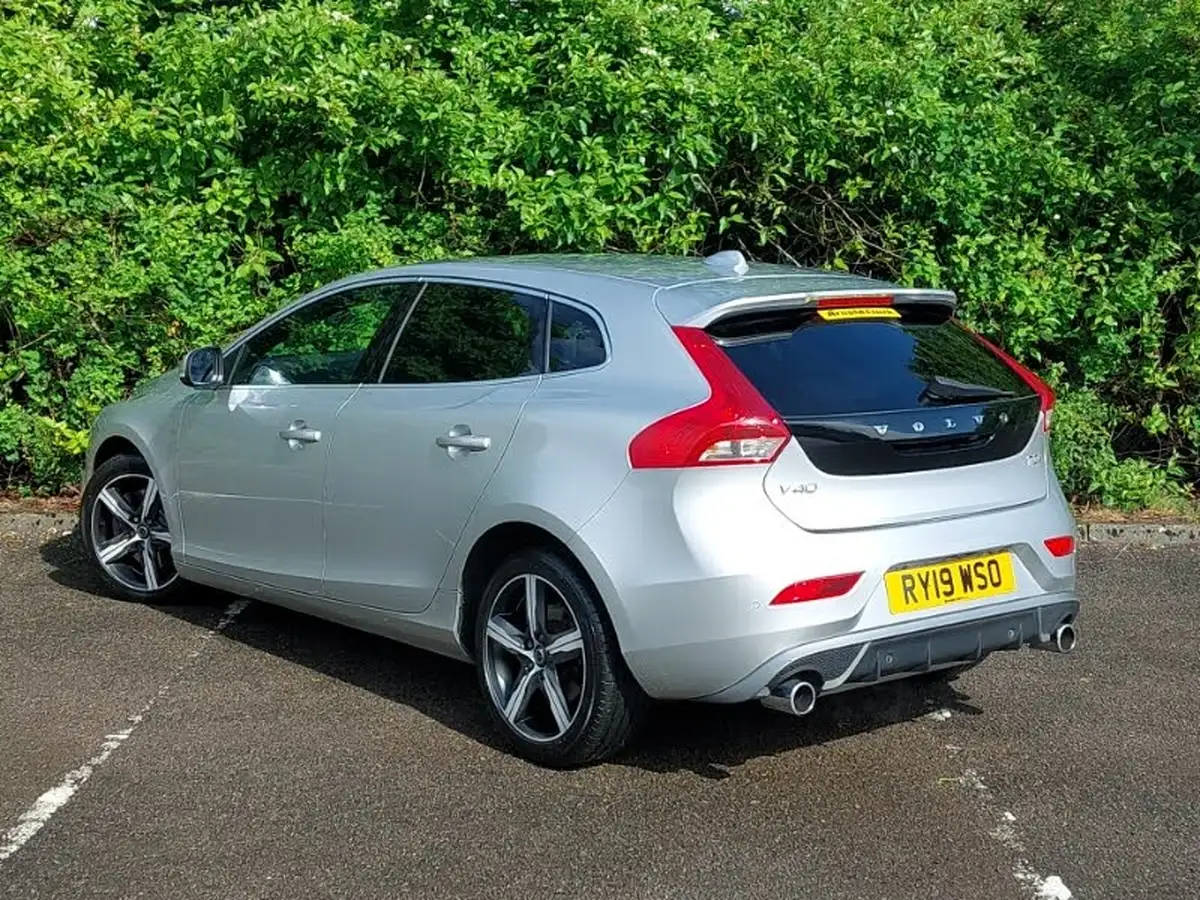 2019-volvo-v40-15-t3-r-design-edition-big-1