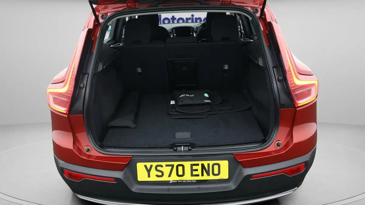 2020-volvo-xc40-20td-d3-momentum-geartronic-big-16