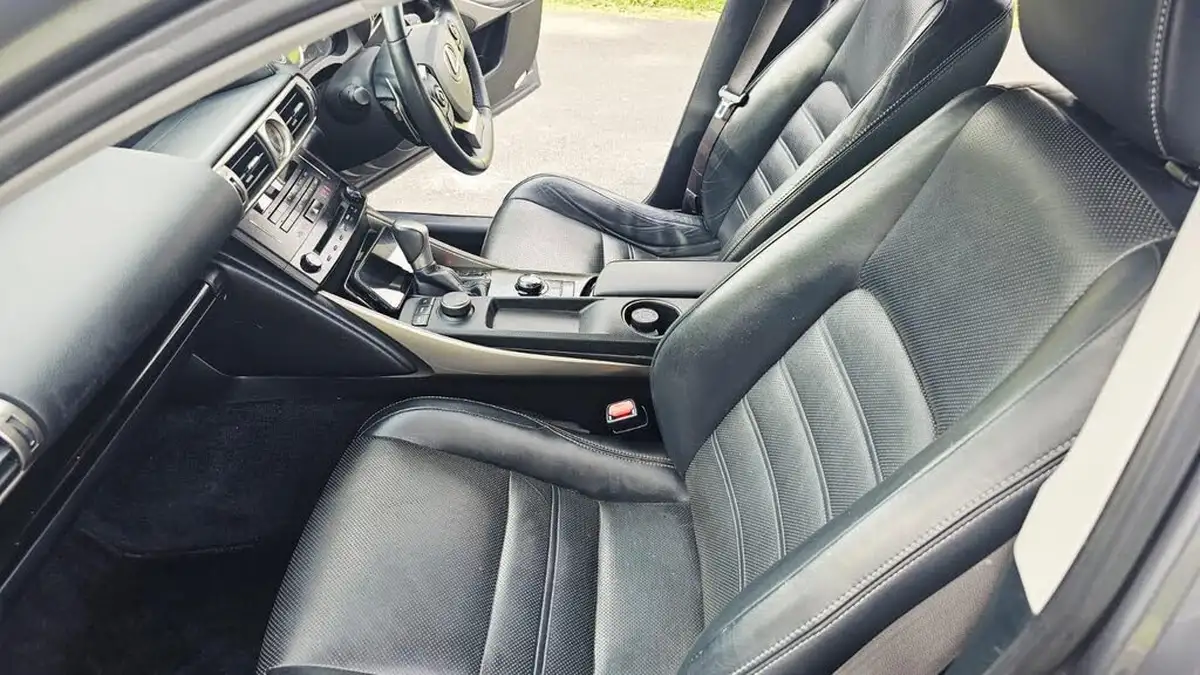 2014-lexus-is-300h-25-executive-edition-big-13