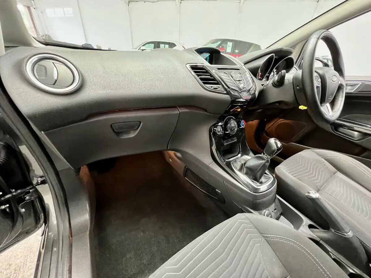 2015-ford-fiesta-125-zetec-3d-big-37