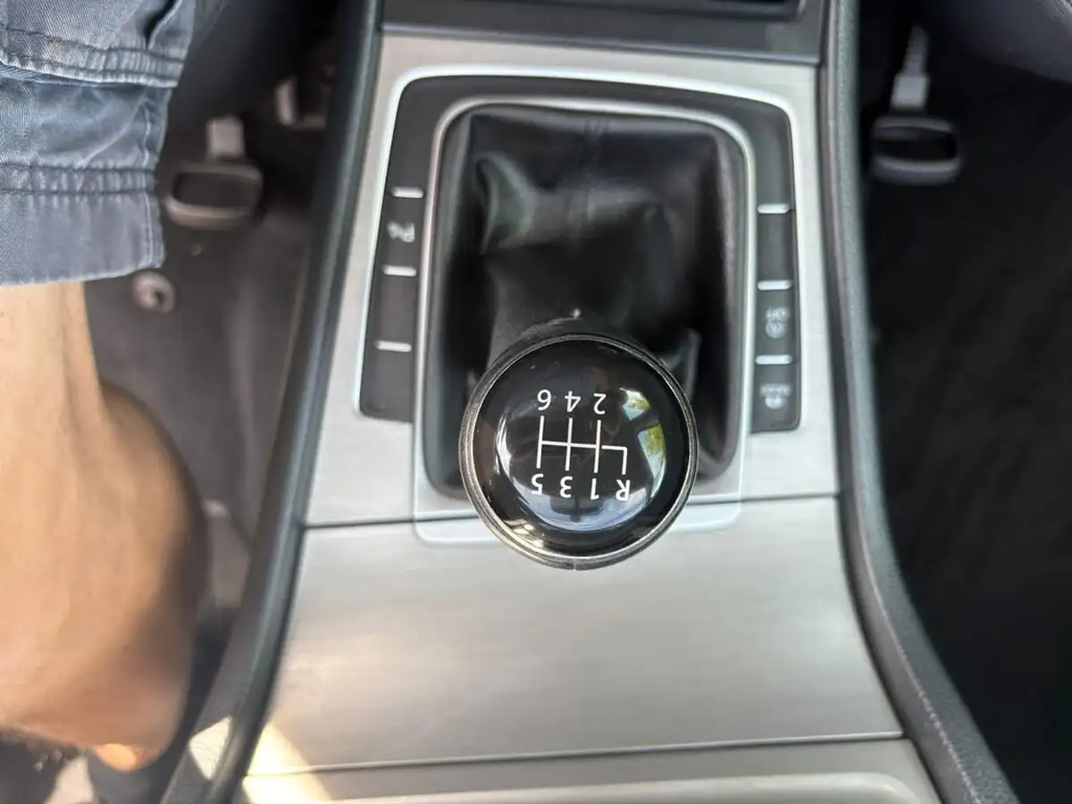 2014-volkswagen-golf-14-match-5d-big-15