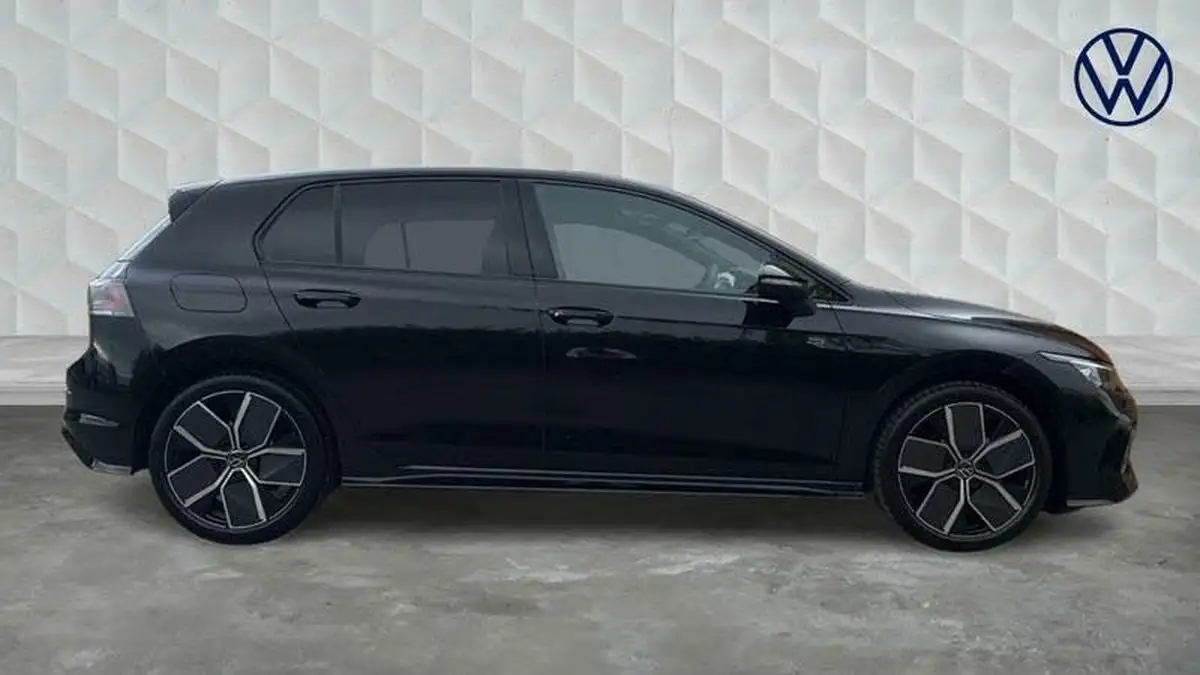 2025-volkswagen-golf-15-etsi-black-edition-big-3