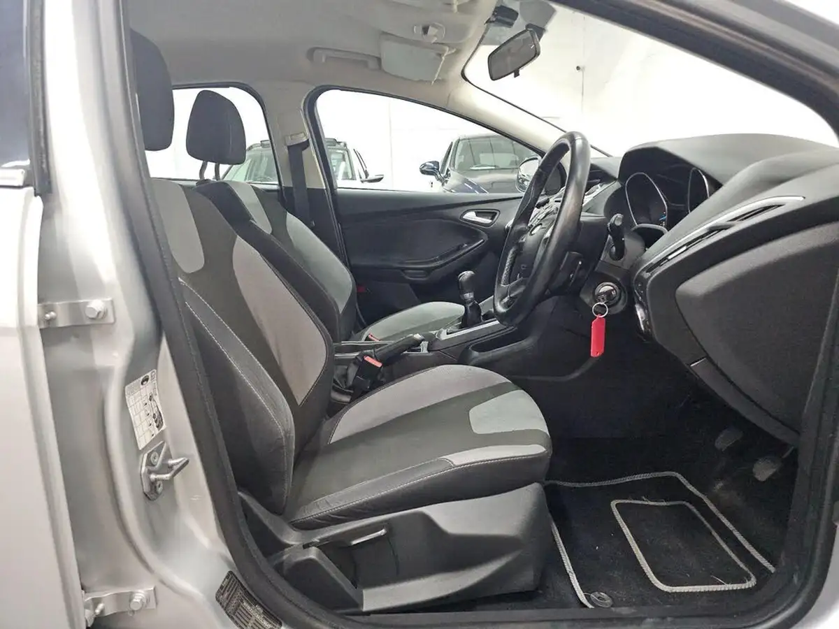 2012-ford-focus-10-zetec-100ps-hatchback-big-9