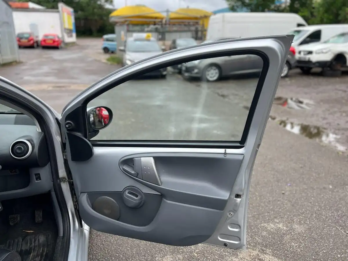 2008-toyota-aygo-10-platinum-5d-big-14
