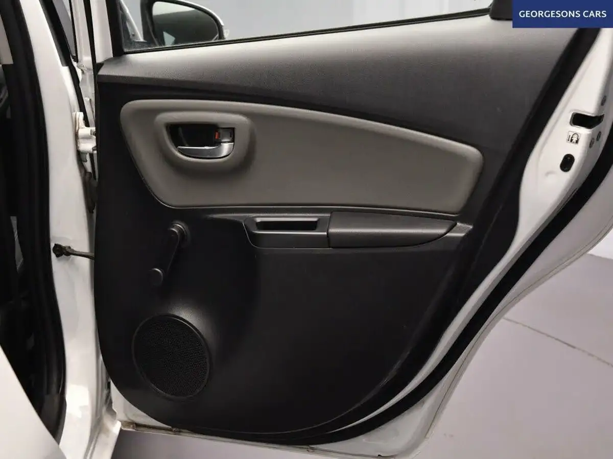 2020-toyota-yaris-15-vvt-i-icon-98bhp-hybrid-1497cc-e-cvt-big-18