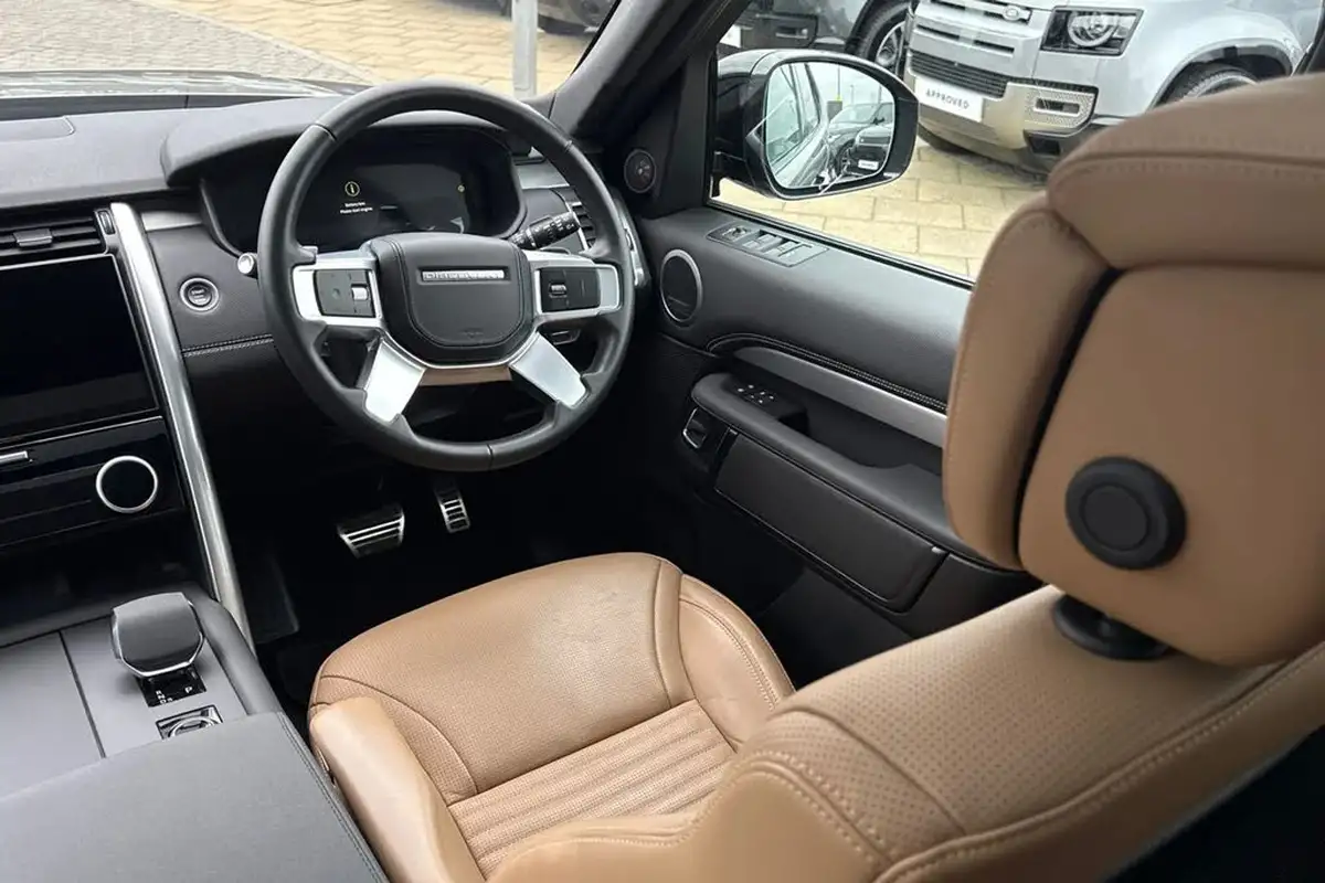 2023-land-rover-discovery-30-d300-dynamic-hse-big-33