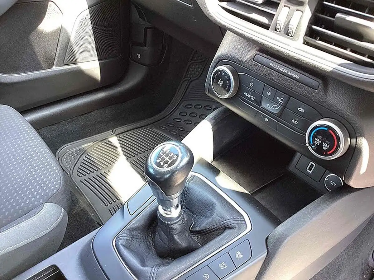 2019-ford-focus-15-zetec-95ps-ss-hatchback-big-25