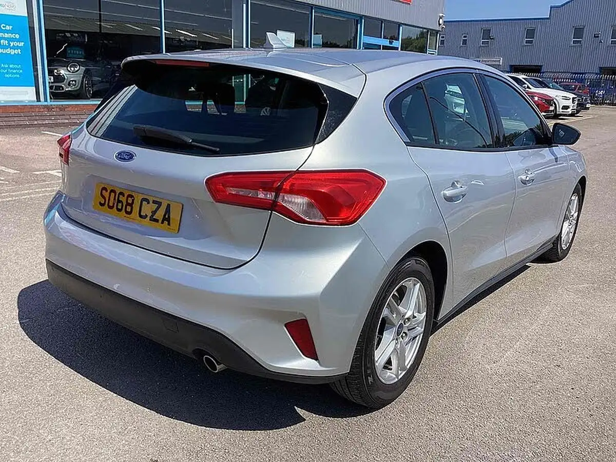 2019-ford-focus-15-zetec-95ps-ss-hatchback-big-1