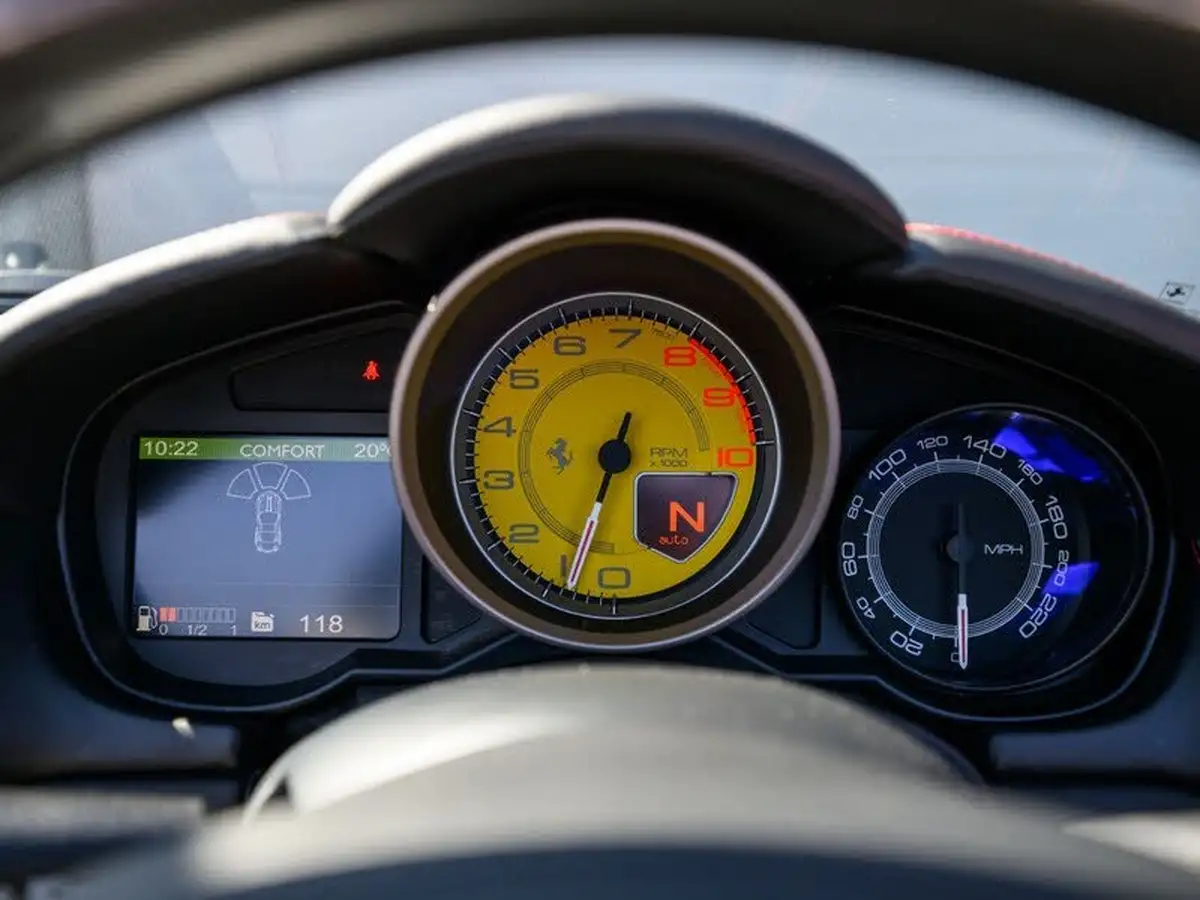 2010-ferrari-california-43-big-17