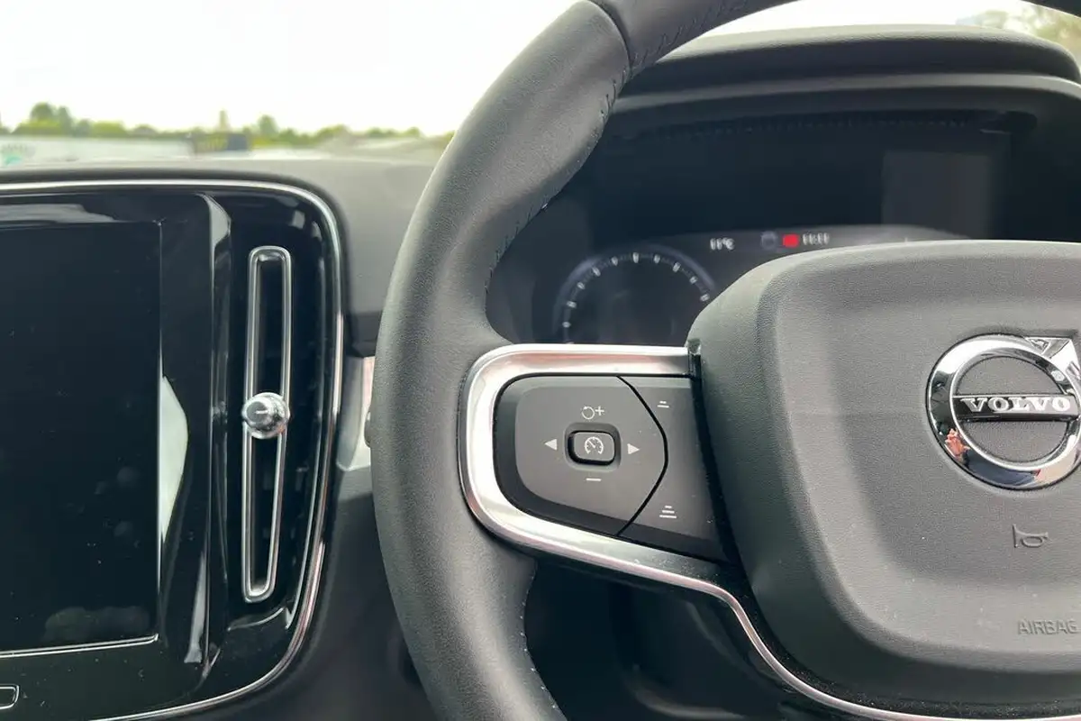 2020-volvo-xc40-20-t4-momentum-pro-awd-big-10