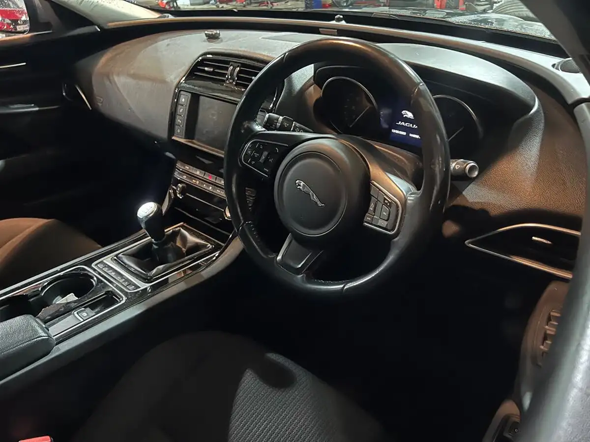 2015-jaguar-xe-20td-se-163ps-big-8