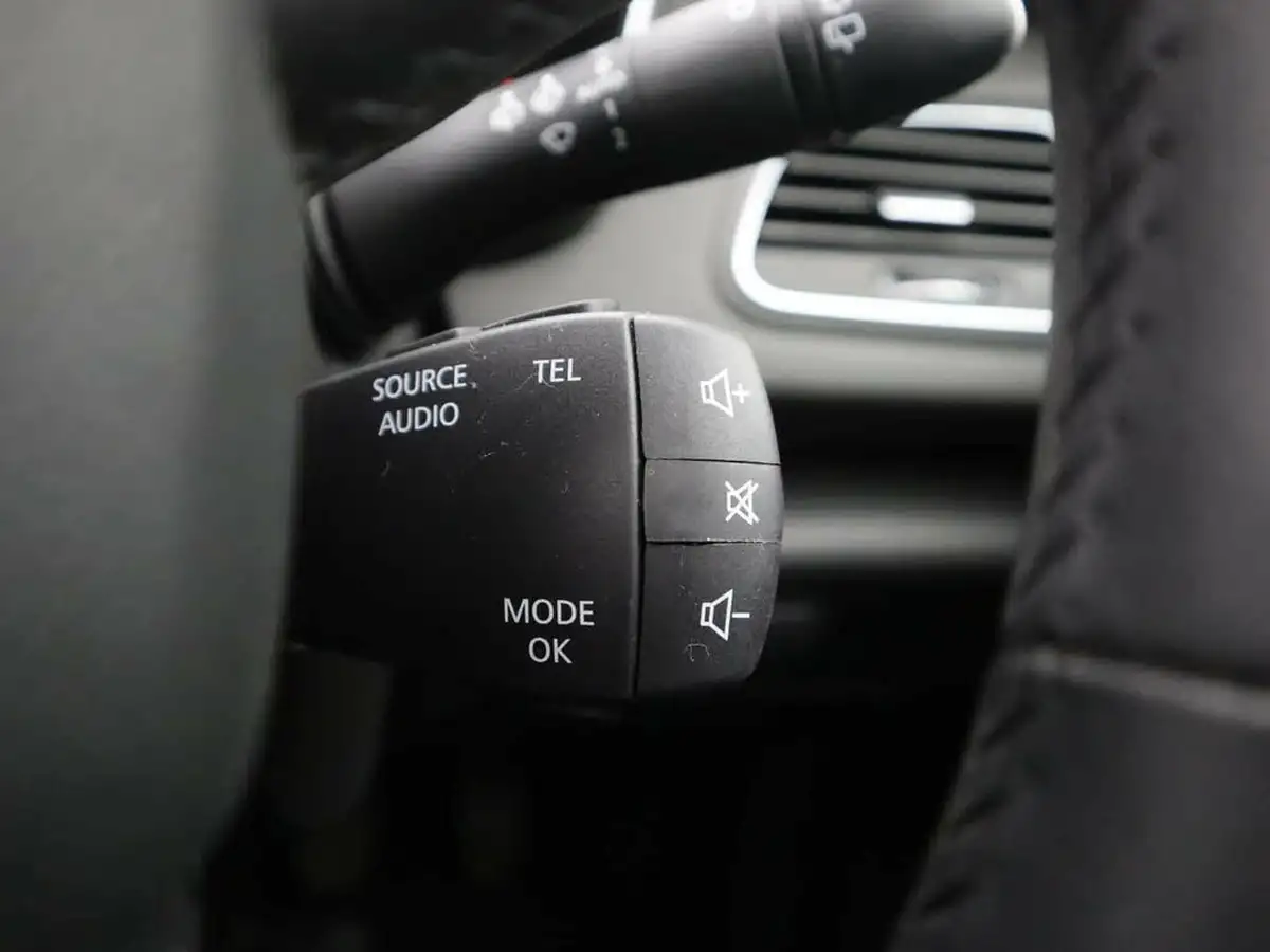 2018-renault-megane-13-tce-iconic-hatchback-big-31