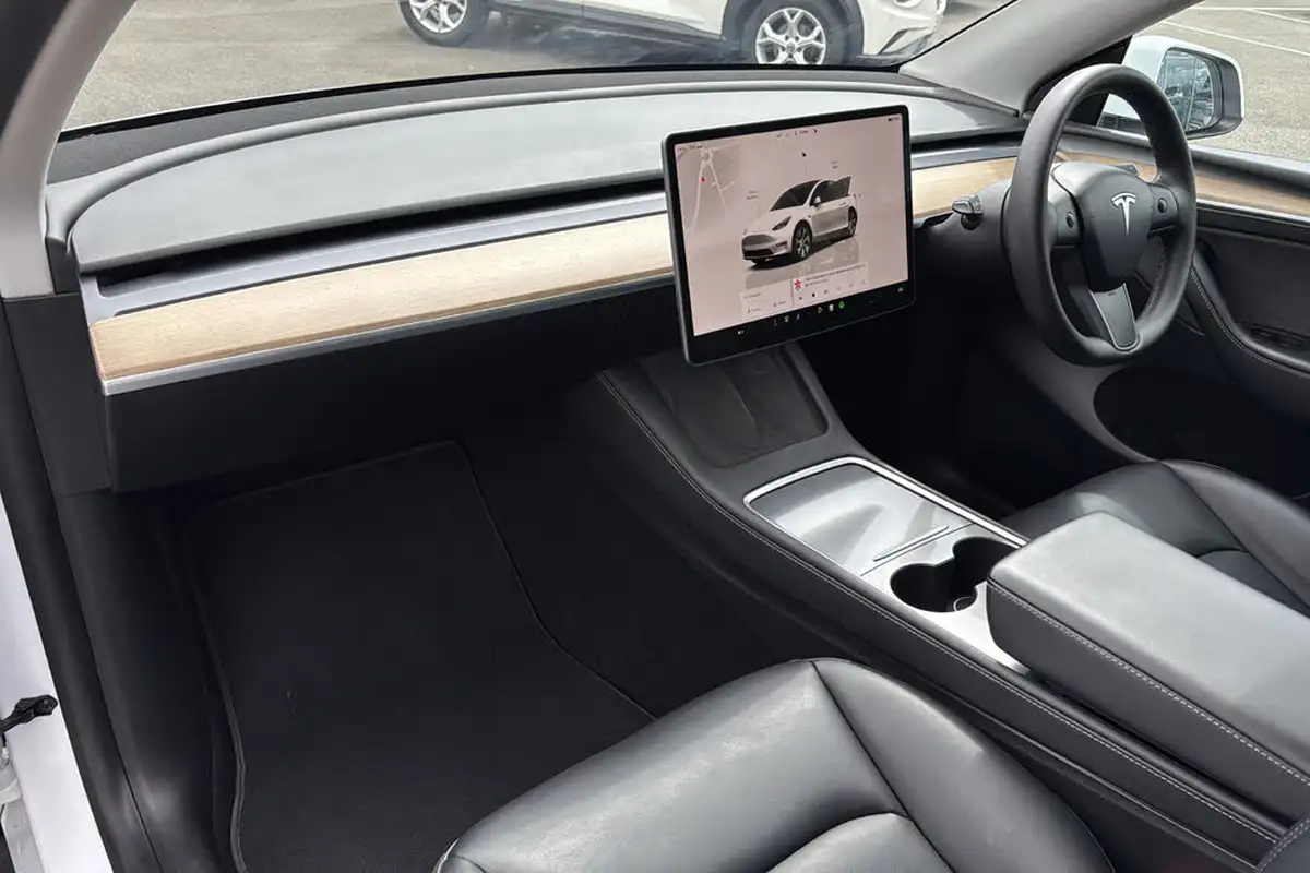 2022-tesla-model-y-e-long-range-big-10