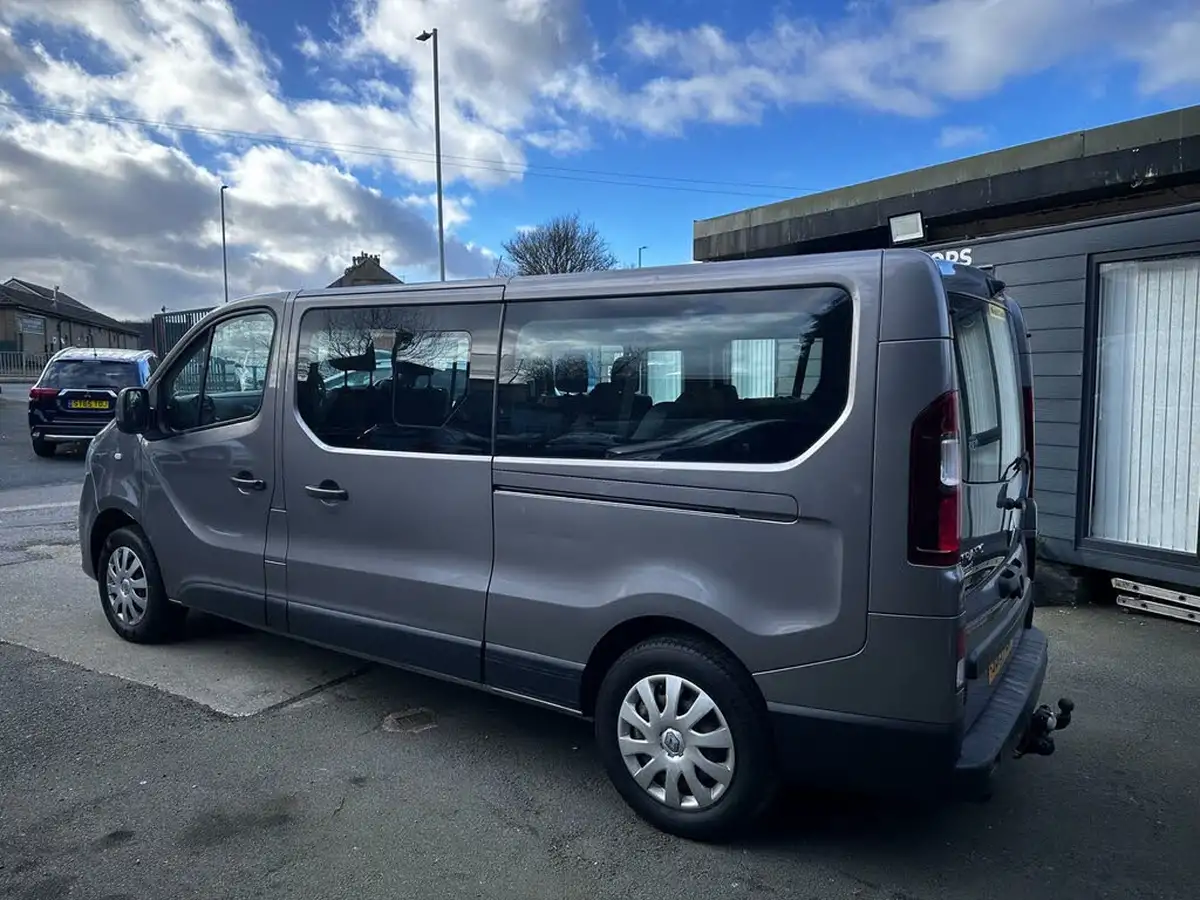 2019-renault-trafic-16dci-ll29-120-sport-nav-eu6c-bus-9-seats-big-5