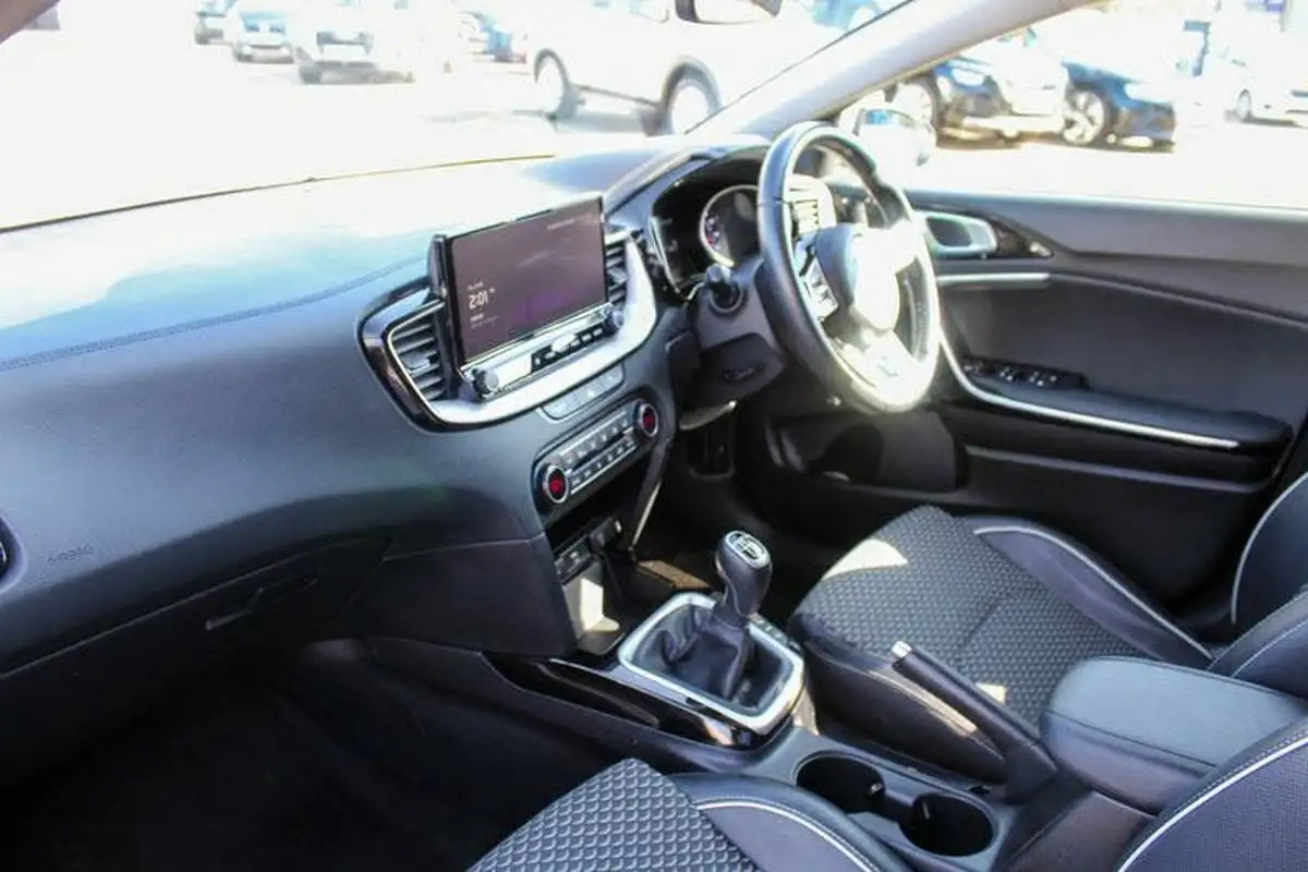 2022-kia-ceed-15-t-gdi-3-hatchback-big-18