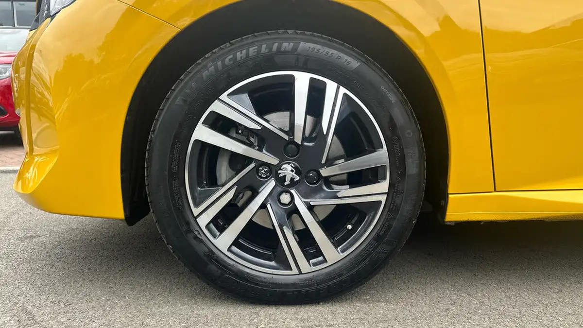 2023-peugeot-208-12-puretech-active-premium-100ps-eat8-big-13