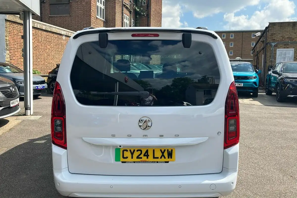 2024-vauxhall-combo-life-e-ultimate-xl-7st-big-6