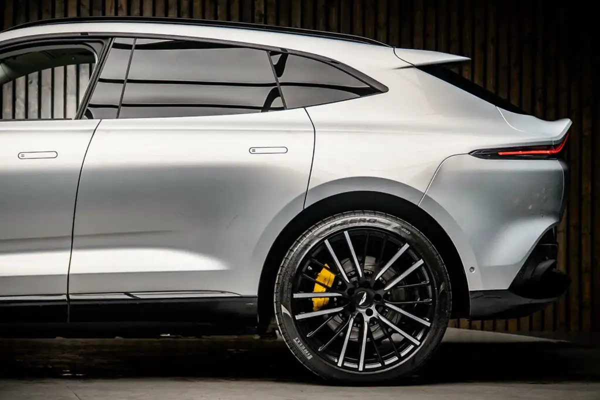 2022-aston-martin-dbx-40-v8-big-17