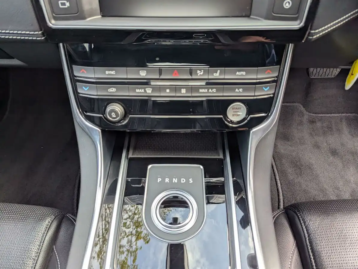 2016-jaguar-xe-20d-r-sport-180ps-auto-big-27