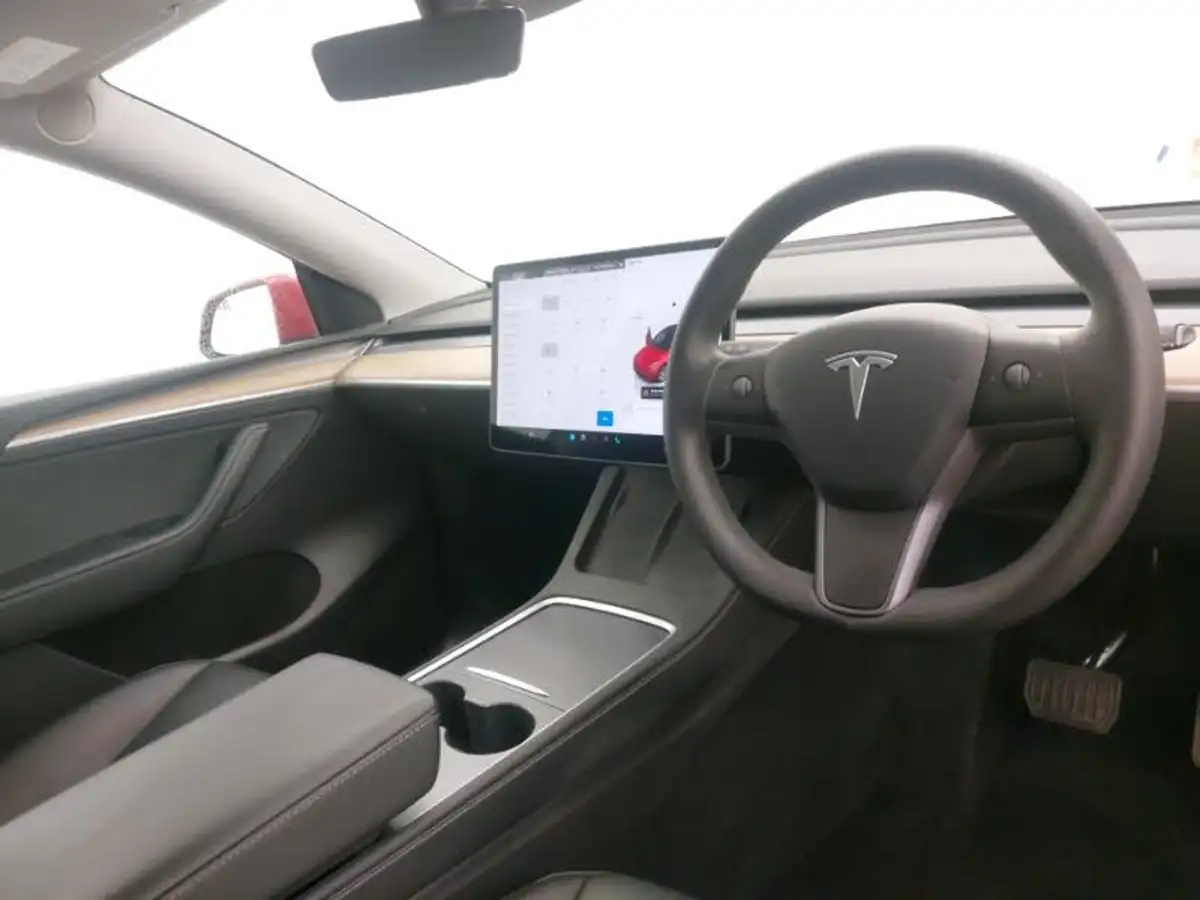 2022-tesla-model-y-e-long-range-big-17