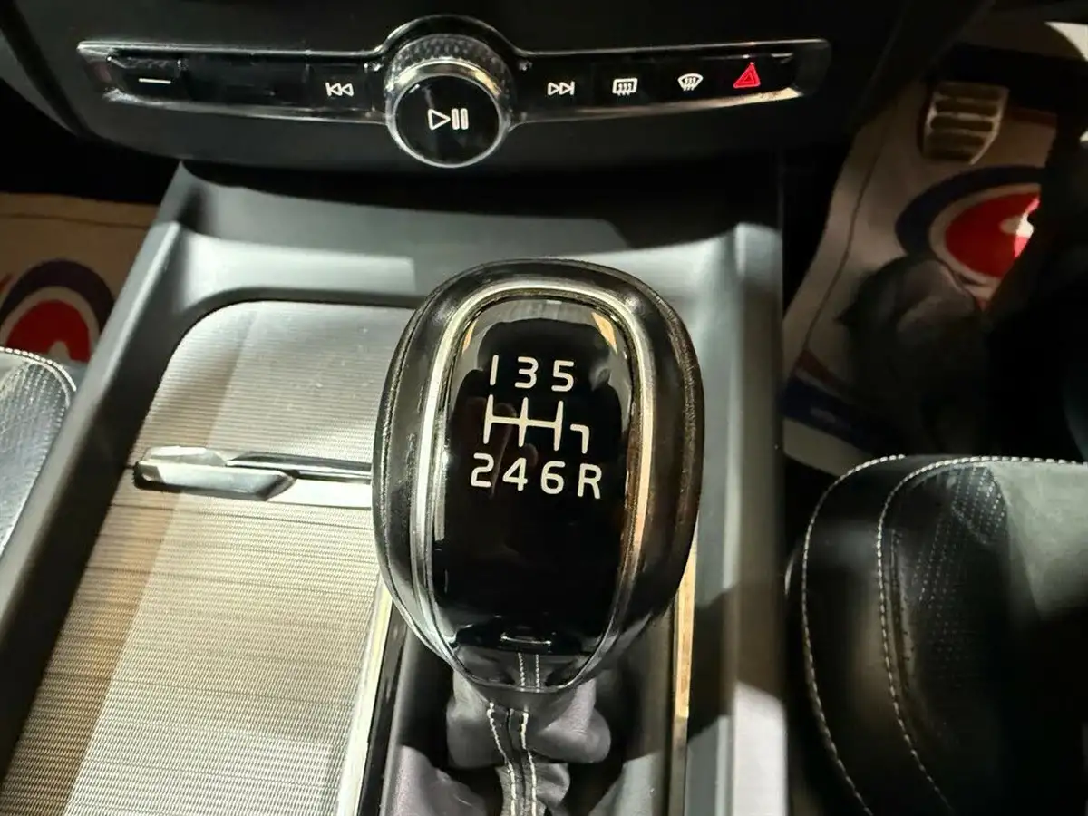 2018-volvo-xc60-20td-d4-r-design-4x4-big-14