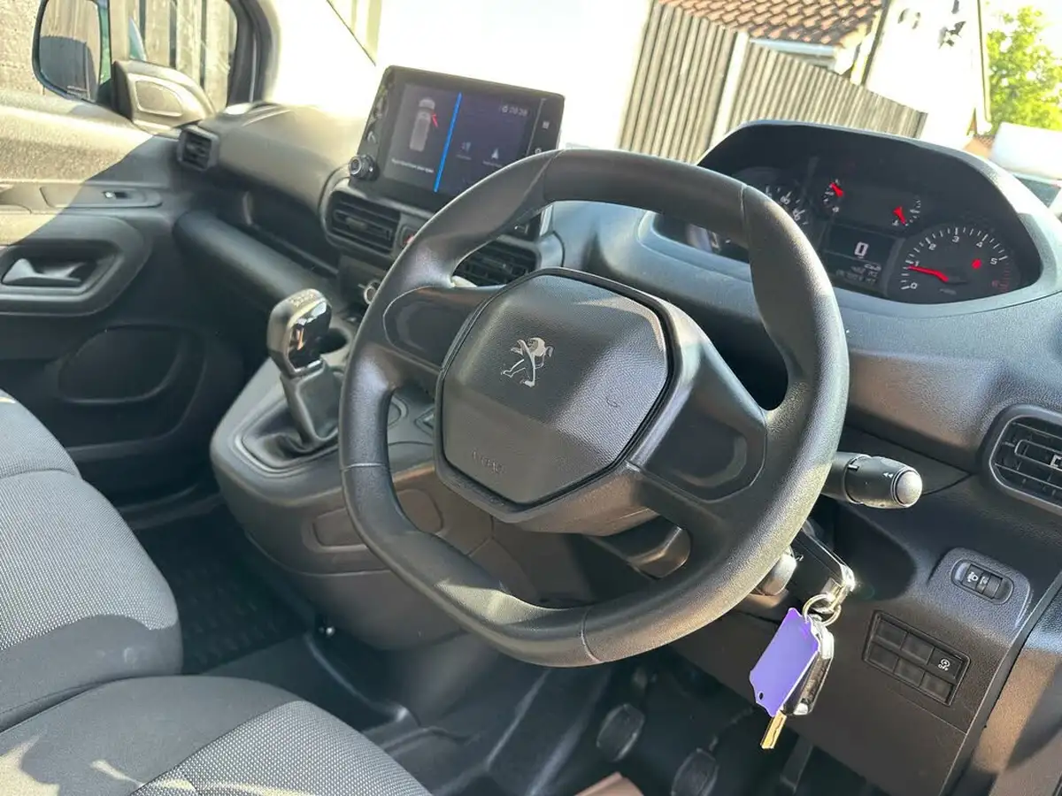2019-peugeot-partner-16bluehdi-1000-professional-big-17