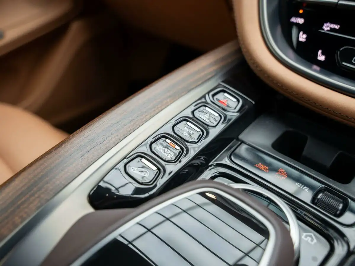 2021-aston-martin-dbx-40-v8-big-23